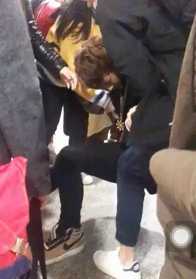 黄子韬机场呕吐并晕倒被紧急送医,整个人无意识!