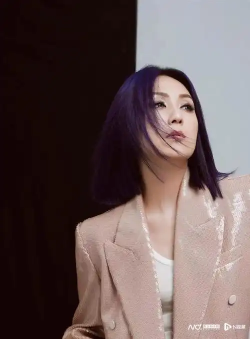 杨千嬅官宣加盟华纳!探索音乐新旅程