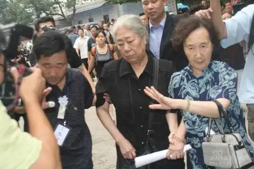 图文文兴宇追悼会举行演员韩影前来送行