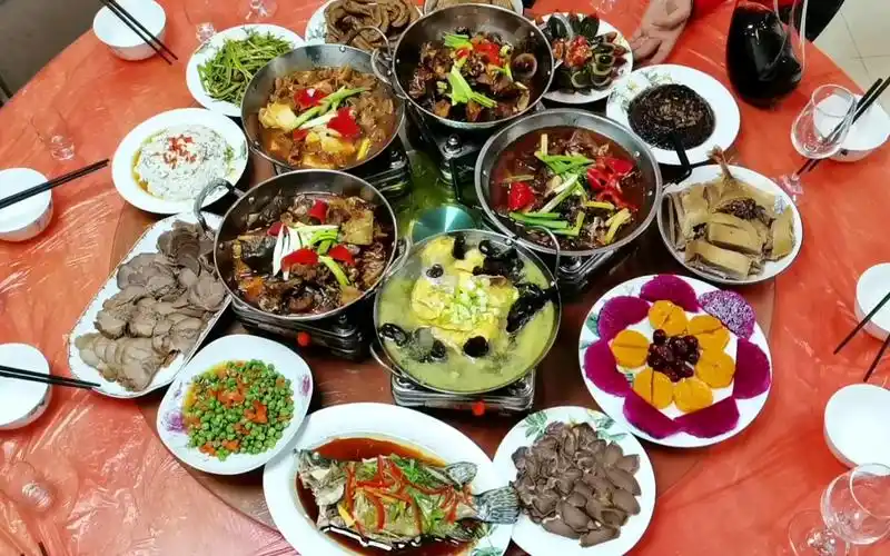 我用六安话简单介绍我们六安一般家庭,正月里招待客人,自己做的一桌菜