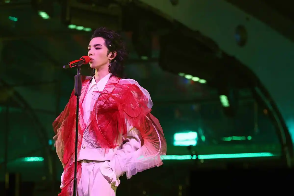 2021华晨宇演唱会温暖收官蓄力无限浪漫将治愈进行到底