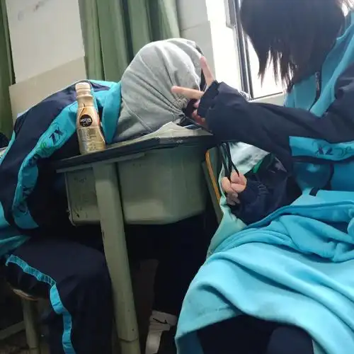 我还是喜欢在学校天天穿校服见面的日子