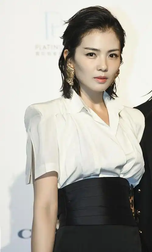 刘涛太适合淡妆了穿一身黑色还有点帅比浓妆显年轻不少