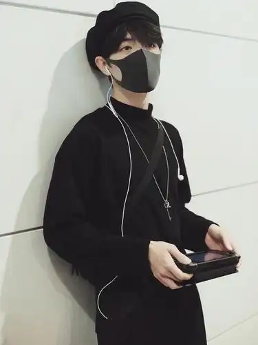 21岁宋继扬撞上28岁肖战,同是贝雷帽造型,一个儒雅一个酷帅!