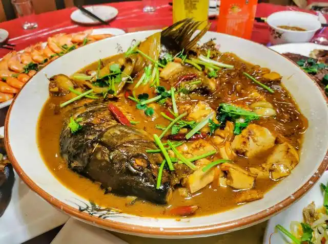 东北炖菜中有"八大炖",猪肉炖粉条,羊肉炖酸菜,牛肉炖土豆,排骨炖豆腐