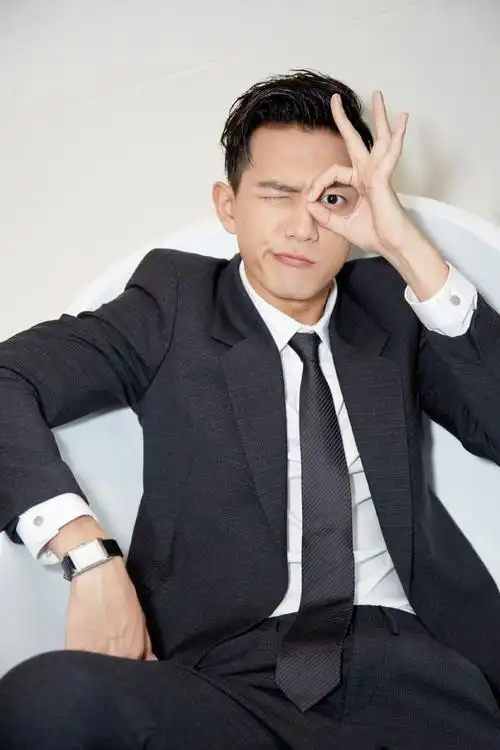 我问李现,这次活动力度够不够大!他给了我这个手势.