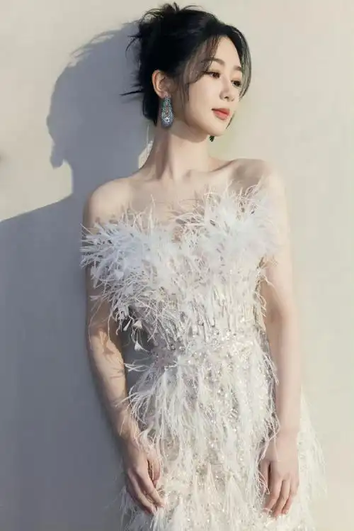 #杨紫流光羽毛裙#