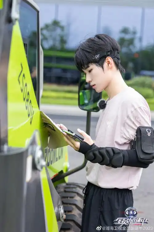 张真源粉色短袖发带剧照##刘耀文张真源在和谁打电话