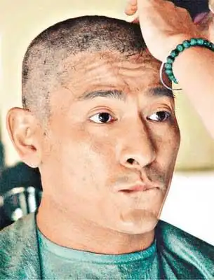 为新片牺牲 刘德华光头和尚形象首次曝光 (组图)