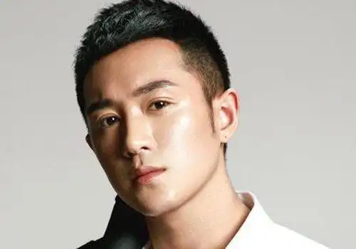 并呈现干净清爽的风格,就算是第一次剃鬓角的人也可以轻易挑战的发型