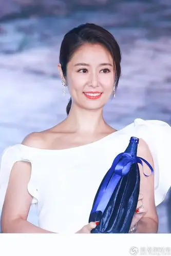 44岁林心如近照美翻了!穿拉链裙涂红指甲性感撩人_手机搜狐网