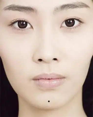 下巴正中间有痣的女人
