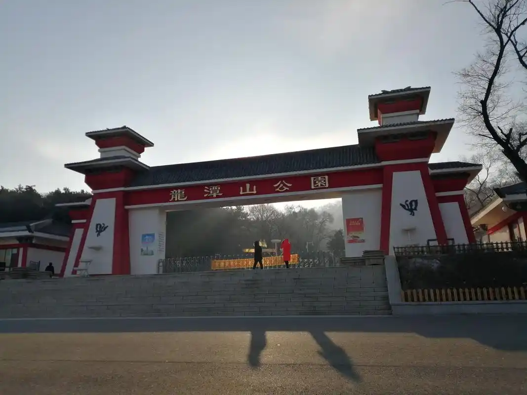 吉林龙潭山遗址公园正门色彩和名称都变了