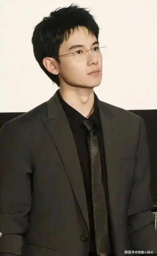 性张力爆棚的翘屁嫩男胡先煦穿正装太帅了_活动_威亚_帅哥