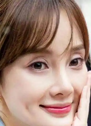 李小璐的双眼皮都开到眉毛上了!没有欧式奢华大外双还能出门不?