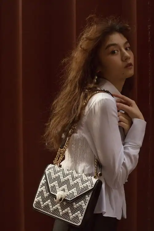 演员春夏曝街头写真清凉画风尽显俏皮灵动