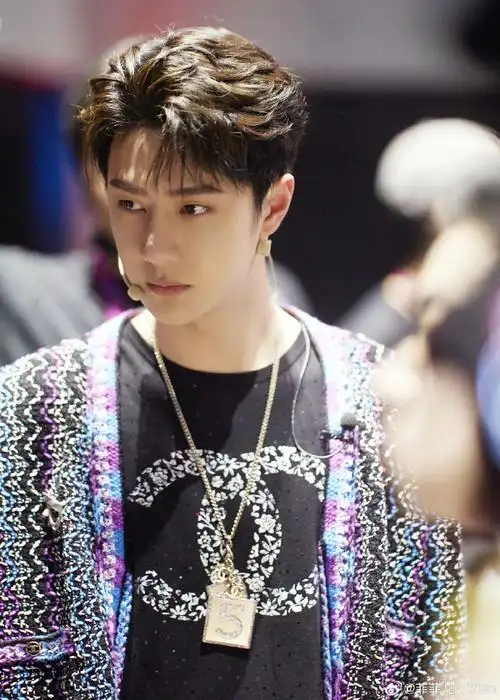 这就是街舞王一博队长的香奈儿穿搭总是最耀眼的