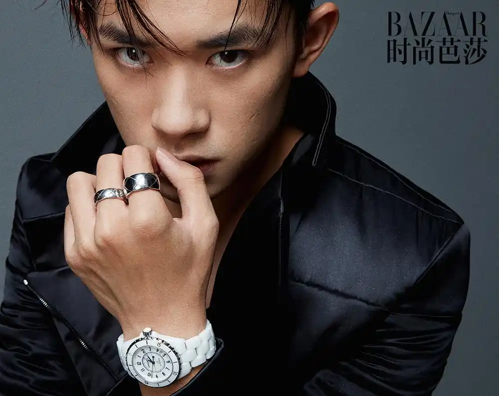 易烊千玺登《时尚芭莎》十月刊封面 释义自我风格不被定义