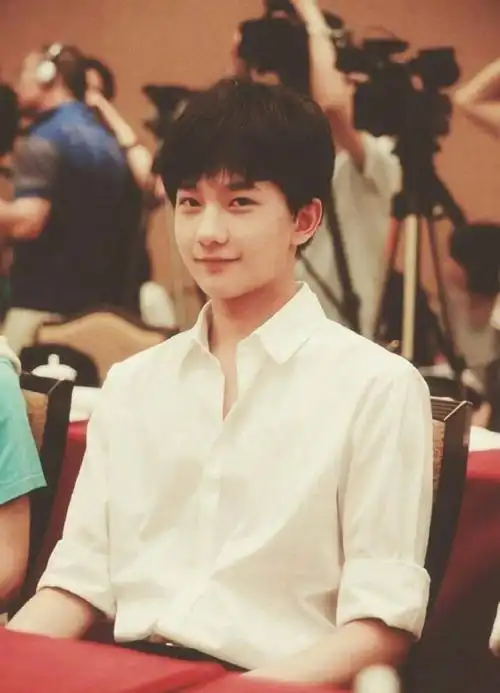 明星早期青涩照#杨洋早期照片小合集软萌可爱的奶团子!