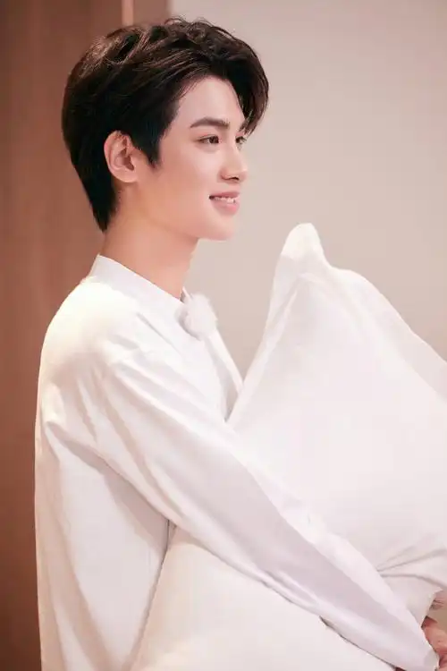 黄明昊黄色格子衬衫造型##黄明昊极限挑战宝藏行剧照