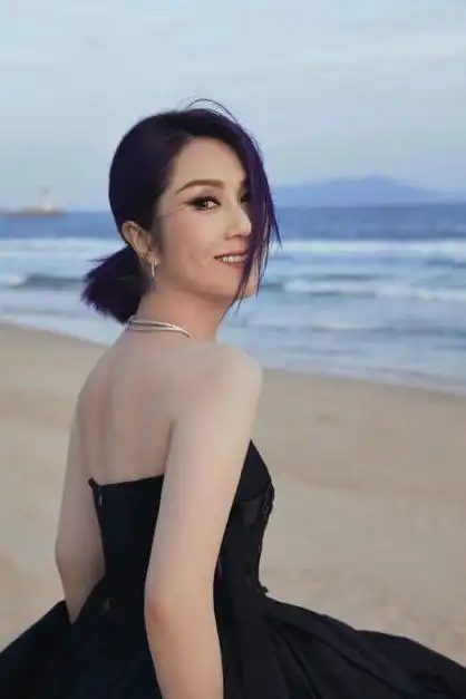 近日,杨千嬅亮相盛典,并拍摄一组美照.