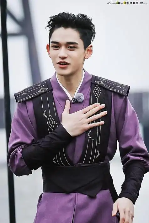 奔跑吧黄旭熙背钱锟那一期 —— 这一期中作为该节目固定mc的威神v