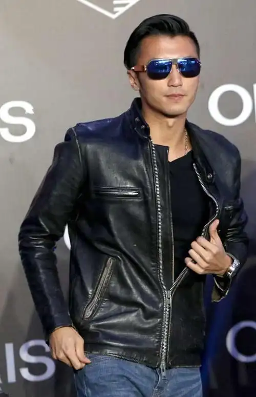 谢霆锋穿上黑色皮衣,下搭牛仔裤,梳个大背头看起来可酷了!