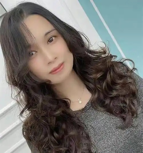 50岁女人脸上有这3个"特征"她的卷发建议不要烫,容易显老又显粗_头发