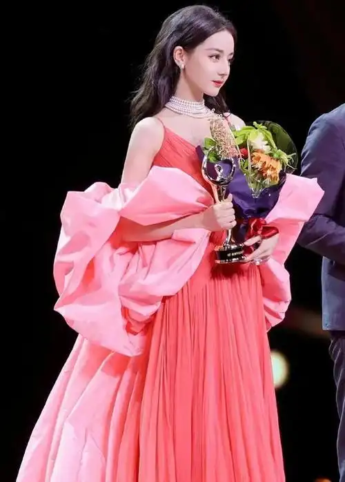 微博之夜迪丽热巴wink绝了一袭粉色纱裙太惊艳肤白貌美国色天香