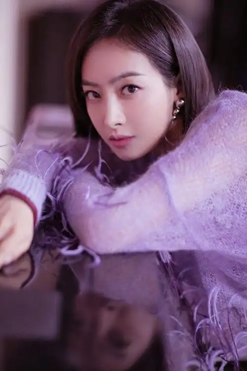 宋茜一直都是锁骨发,半扎也很好看,青春减龄必备.