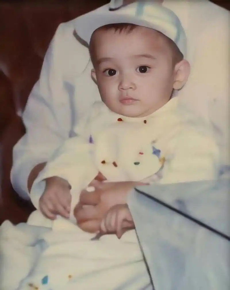 胡歌小时候.5月5胡歌女儿小茉莉百天宴,晒出伴手礼#胡歌