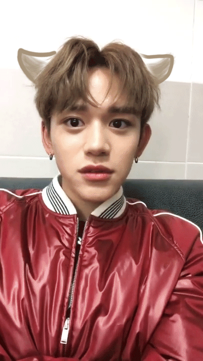 黄旭熙旧照被扒,被2个女生同时亲脸颊,出道前就很受欢迎