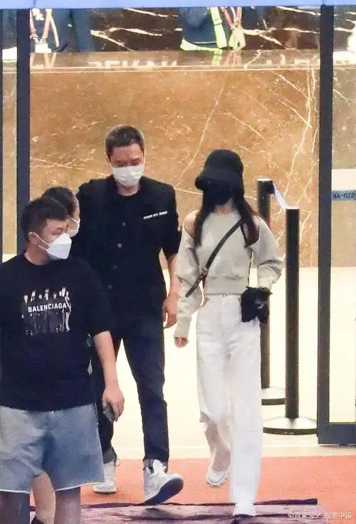 赵丽颖和冯绍峰,曾是备受瞩目的名人情侣,一直牵动着众多粉丝和媒体的