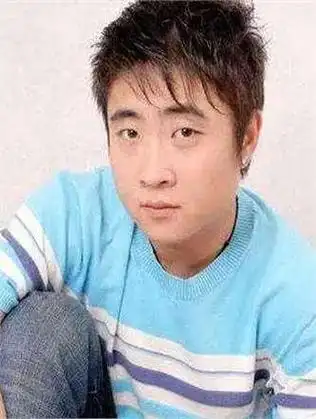 知名喜剧演员乔杉,也是沈腾唯一看走眼的人,曾靠妻子摆地摊为生