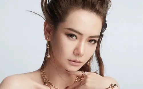 戚薇湿发烟熏妆高清桌面壁纸