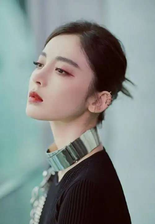 娜扎金属chocker#古力娜扎的黑白色镂空针. 来自偶像日报 - 微博