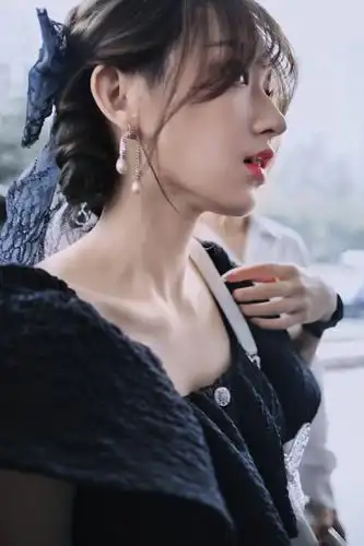 程潇穿黑裙身材前凸后翘 戴蝴蝶结发饰少女感十足