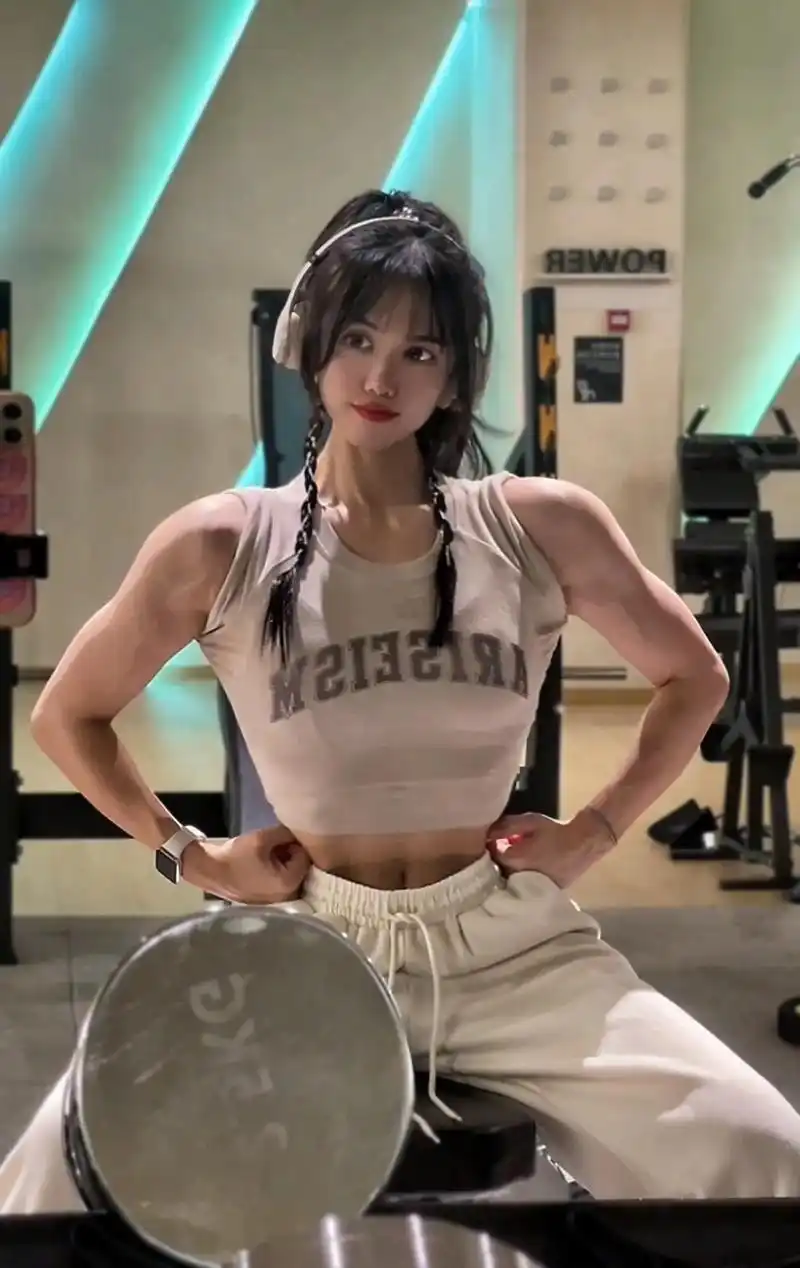 宽肩甜妹 #反差 #健身 #肌肉 #撸铁女孩 #理想型 - 抖音