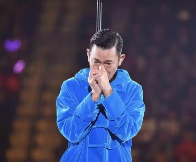 悲报:2018最短演唱会出生 !他唱了三首歌就撑不住