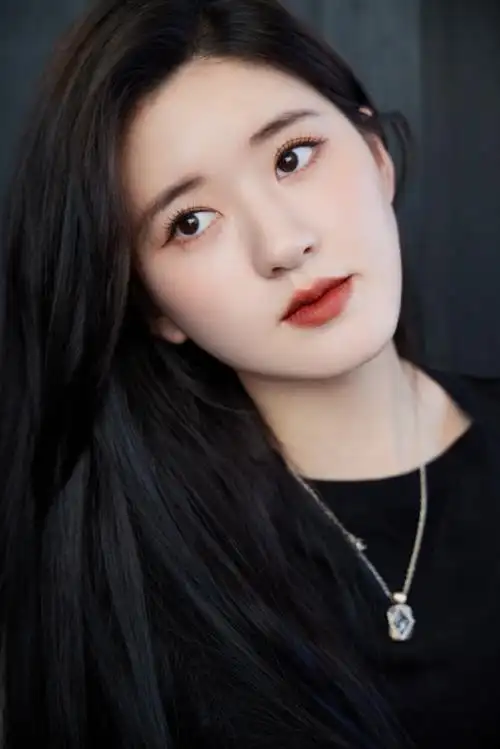 赵露思超话·#卷宗wallpaper设计大奖#纯黑look简约干练冬日酷飒小赵