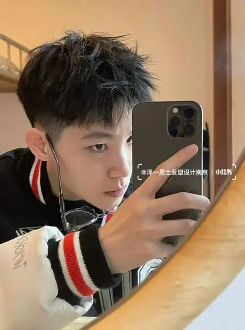 凌乱碎盖头发型男