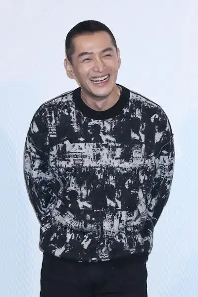 胡歌为南方车站的聚会剃寸头粉丝喊话多拍片