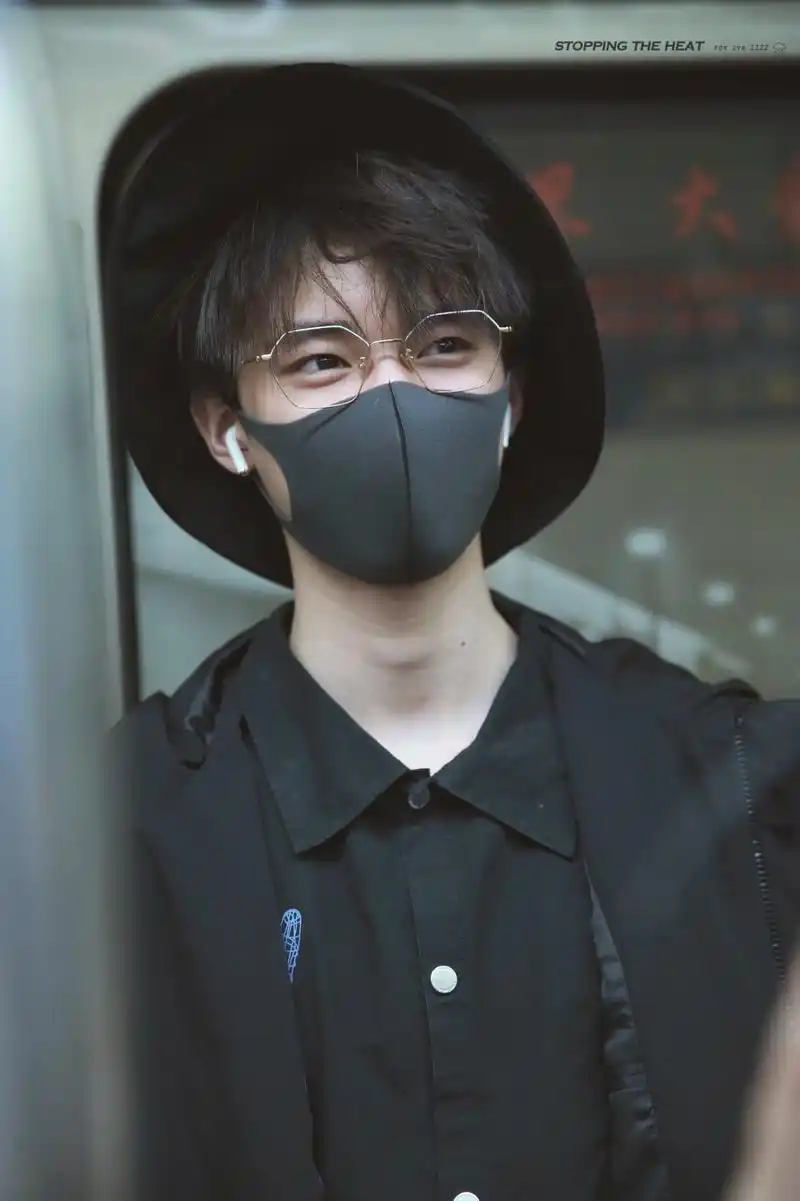 那些戴眼镜依旧帅气的男生合集,有你喜欢的吗?