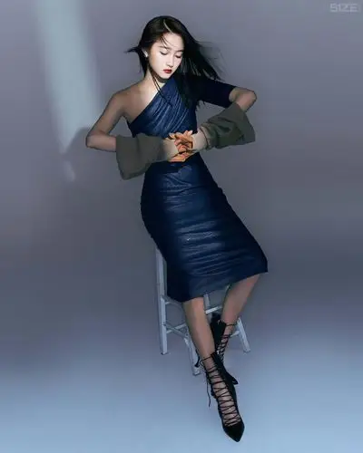 关晓彤登封面脸庞纯净 运动风秀纤细长腿酷劲十足