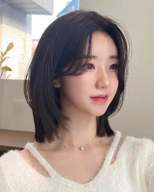 在本文中,我们将探讨四种热门发型:层次短碎发