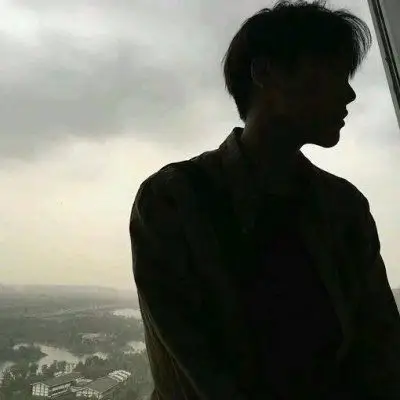 伤感落魄男生图一-寂寞是一个人的烟