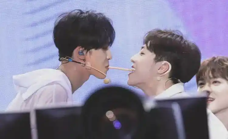 陈立农和朱正廷基情亲嘴游戏,网友:基情四射,不敢直视!