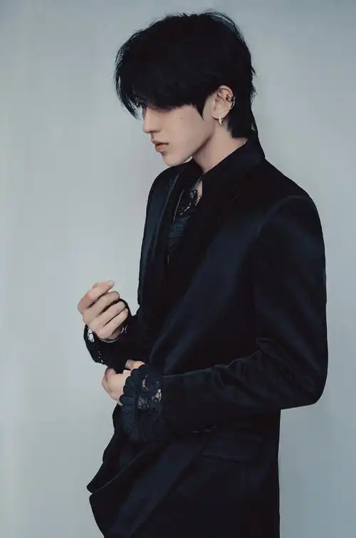 蔡徐坤穿黑色西装拍时尚大片,看到西裤下的腿,粉丝:我没看错吧_白色