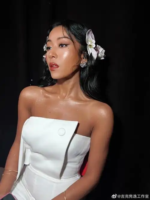 吉克隽逸公开一组《天赐的声音》候场大片,其工作室也公开了舞台的