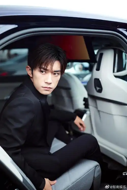 易烊千玺车内侧拍##易烊千玺车内侧颜大片